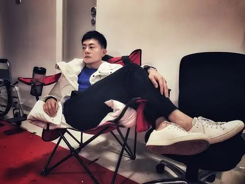 张皓然片场累到葛优瘫 长腿吸睛一把椅子也有戏