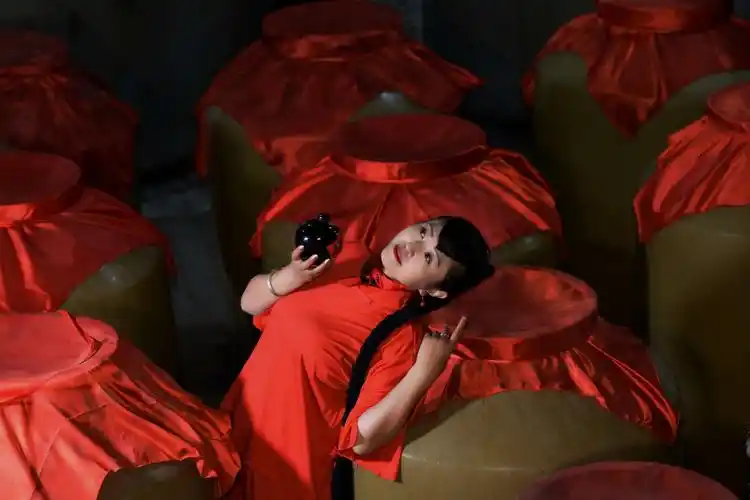 九儿, 亲吻着她身边的 每一寸土地 红高粱, 默默地注视 并永远的陪伴