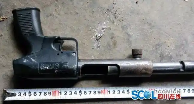 白鹿派出所相关民警告诉记者,火药枪的危害性比射钉枪更强,且枪支