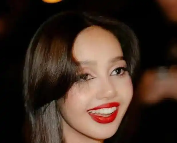 lisa现身机场大变样失去韩流滤镜和妆造后已经完全让人认不出