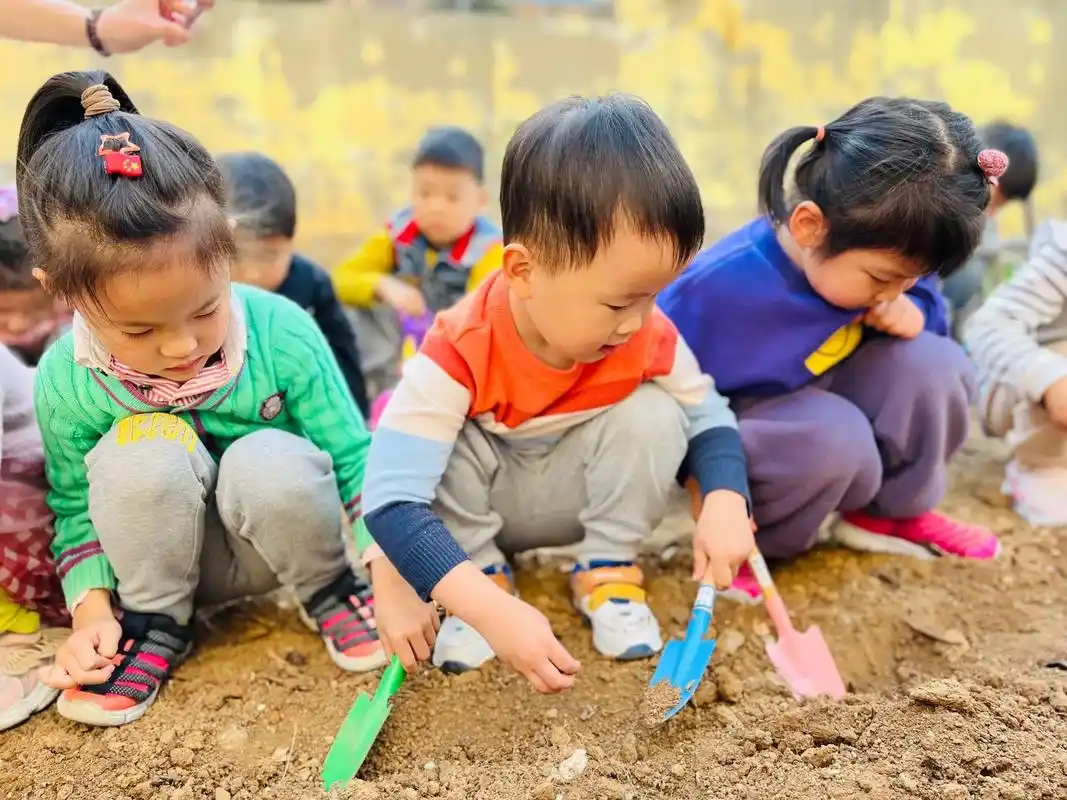 春来植树正当时 #植树节 因为自己童年缺失 - 抖音