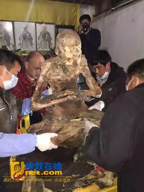 泉州崇福寺福厚老和尚肉身菩萨圆满开缸