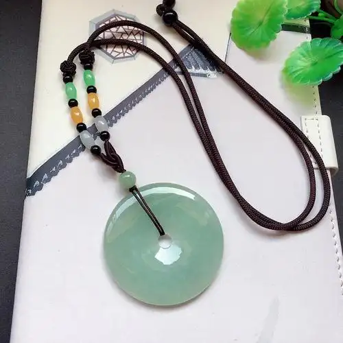 戴翡翠吊坠的人多吗(佩戴翡翠吊坠对身体有什么好处)