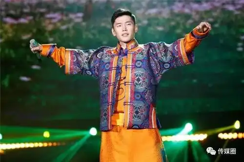 突围赛上的《天边》,傲日其愣缓缓开嗓,如阅读一纸娓娓道来的情书,是