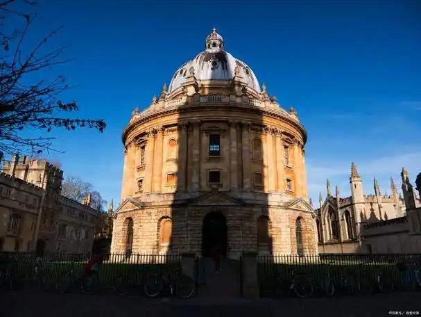 牛津大学是世界著名的高等学府之一