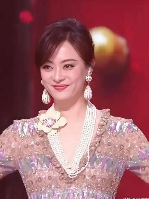 澳门这天,孙俪长发深v,郑晓龙眼含热泪,被蒋欣手上动作抢镜