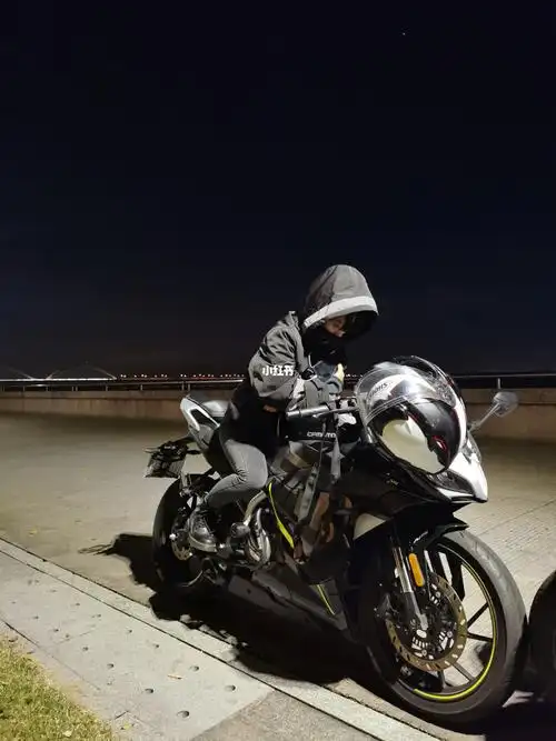 话说回来,棉袄比骑行服温暖很多,舒适很多,t可以在外套里带护具,可是