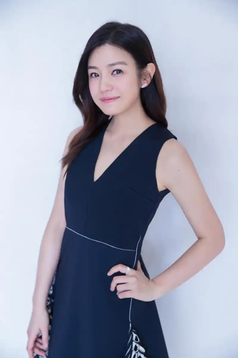 陈妍希俏皮"鱼尾"裙 上演甜美微笑杀