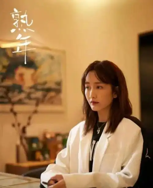 王鸥产后首次公开露面现身机场 短发新造型身材臃肿__