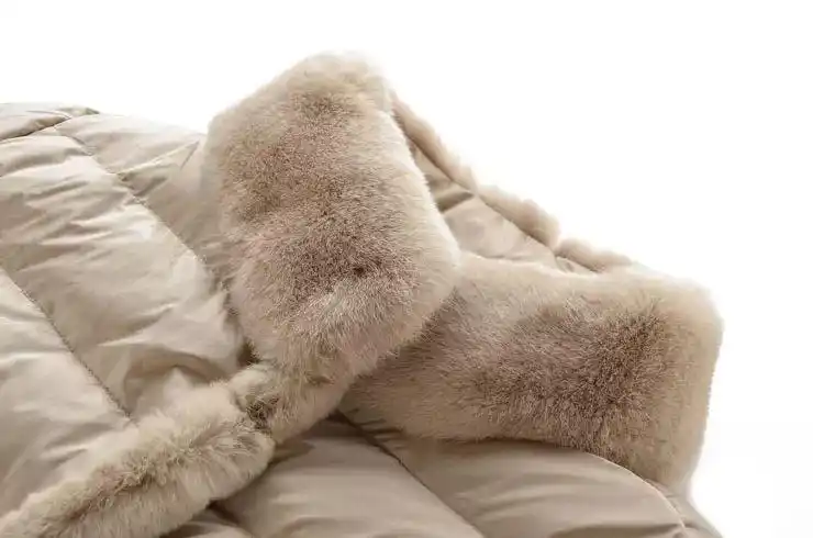 庆幸还能拥有这么好的羽绒 女款兔毛边羽绒服