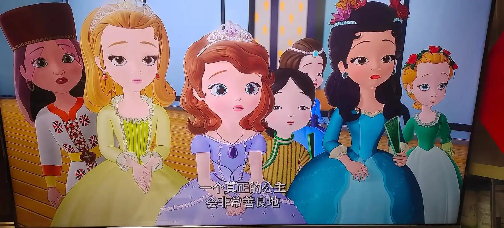 动画片小公主苏菲亚里这个亚洲女孩的形象居然画成这样气愤