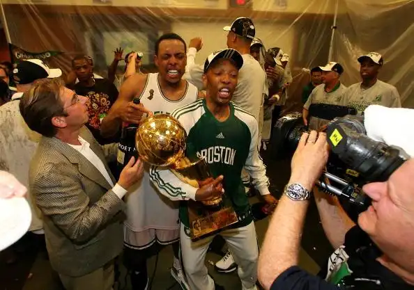 图文-凯尔特人庆祝夺得总冠军 卡塞尔手捧奖杯 _篮球-nba_nike新浪