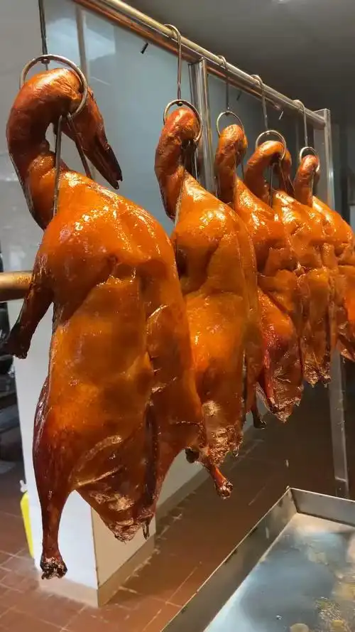 22号下午广式脆皮烧鸭出炉