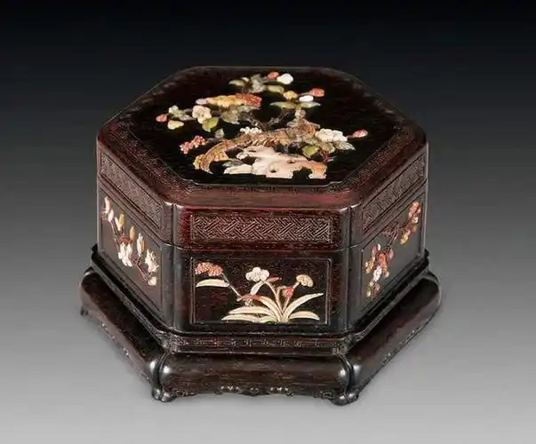 喜欢古风的女生可以选择这种古代大家闺秀版首饰盒,体会一把穿越千年