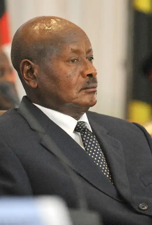 乌干达总统穆塞韦尼,带26名亲信 5本《毛选》打游击,推翻军政府