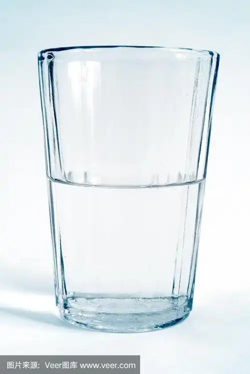 装有水的透明玻璃杯