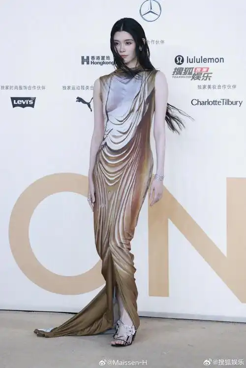 奚梦瑶#vogue红毯造型#今晚最爱的是ming 穿的这套sieriz 礼服 笔触