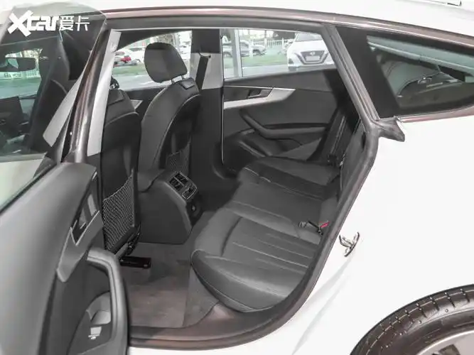 【2022款奥迪a5 sportback sportback 40 tfsi 时尚致雅型_空间座椅