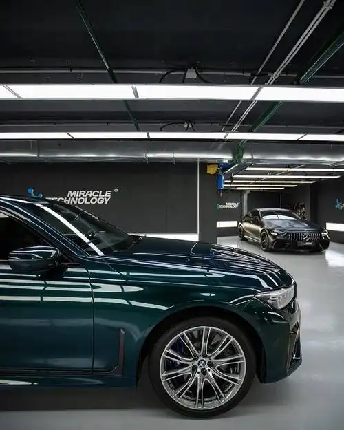 这台宝马7系的车身颜色和奔驰s级的祖母绿能不能打一下