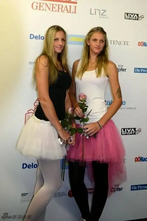 北京时间12月18日消息 捷克双胞胎普利斯科娃姐妹近日拍摄一组半裸