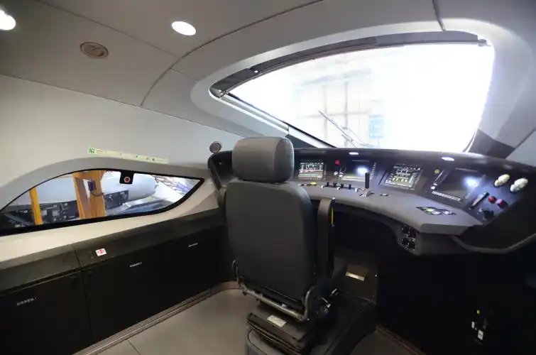 新款复兴号以复兴号cr400bf动车组为基础,结合京张高铁复兴号智能动车