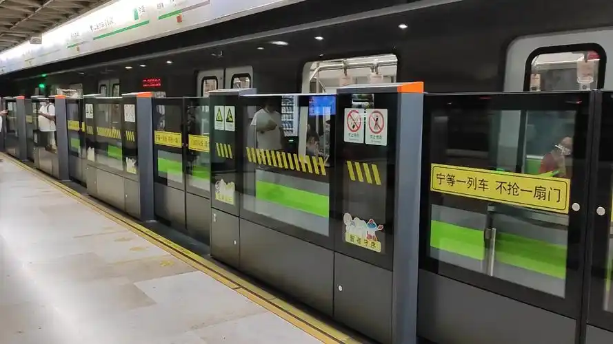 上海地铁2号线02110号车南京东路站上行出站(广兰路站方向)_哔哩哔哩