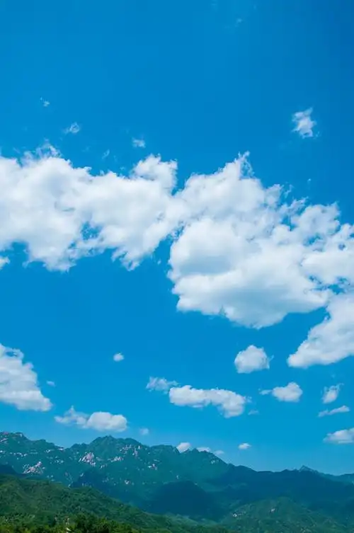 晴朗天气有云朵的山地环境