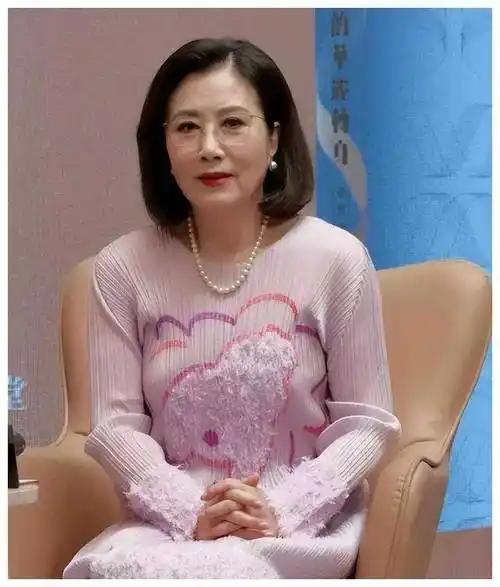 汪明荃最新照片曝光,头发浓密黑亮,手指如葱!红遍网络!