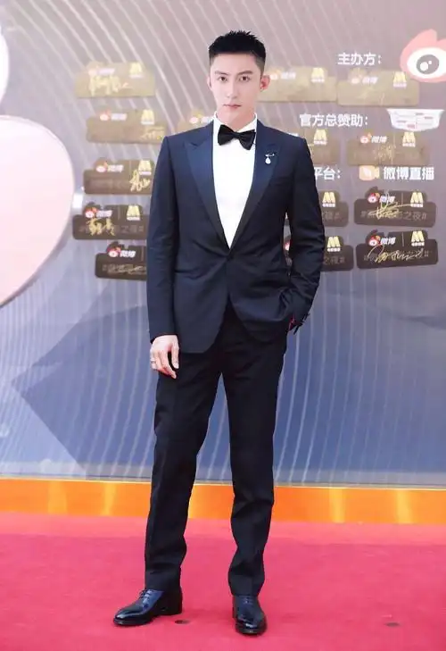 这些男明星们的红毯造型我真的不知道该先救谁