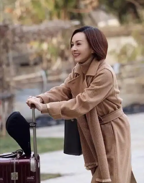 中年女艺人王琳以其简约而不简单的穿搭风格而闻名,即便已经52岁,她