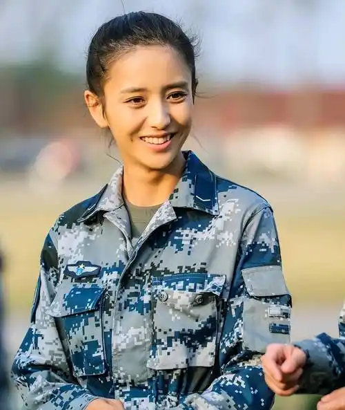 原创同样是军装照把林志玲和殷桃等女星放在一起看差别出来了