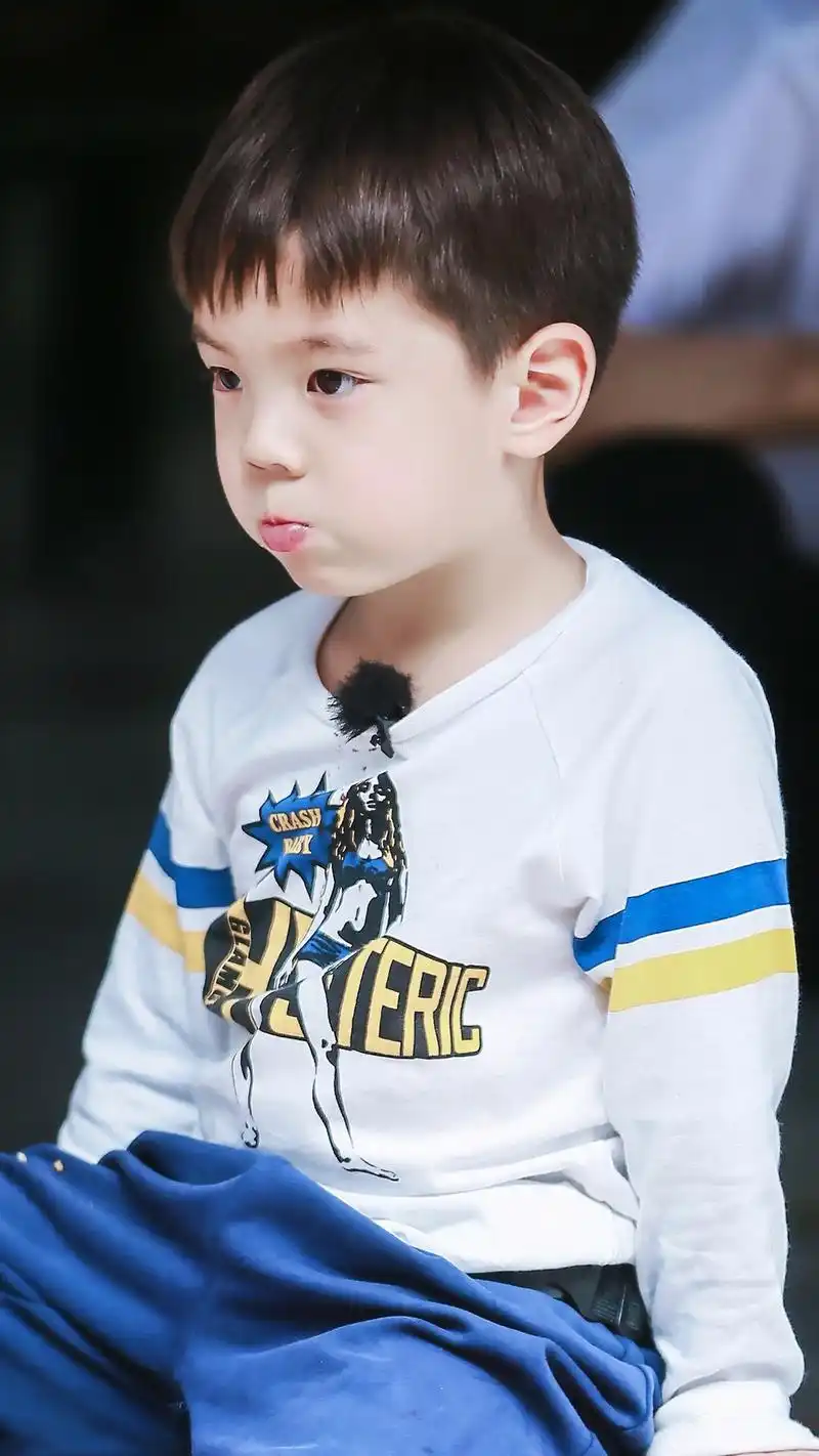 嗯哼超可爱高清手机壁纸图片