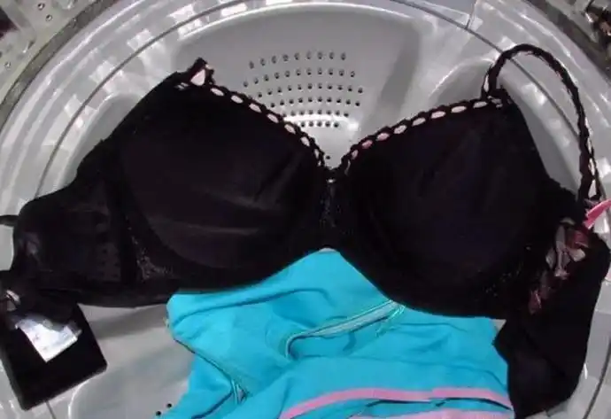 洗衣机用长了,机器内部都残留很多细菌,内裤放在洗衣机里清洗,非常
