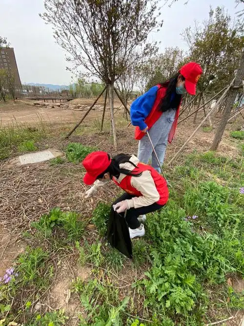 淇县县直机关幼儿园"学雷锋——义务捡垃圾环保公益活动"