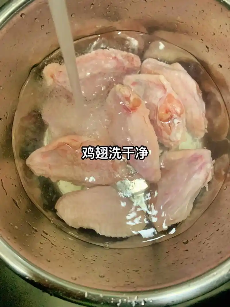 可乐鸡翅的做法.今天教大家可乐鸡翅的家庭版做法 ,咸甜适中, - 抖音