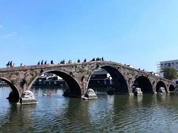 塘栖古镇:广济桥广济桥,位于浙江省杭州市塘栖古镇,是一座历史悠久的