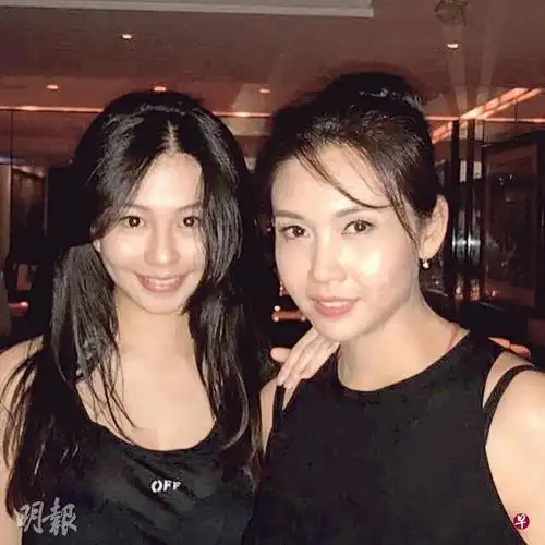 沈月(左)遗传了母亲邱淑贞(右)的美貌.(互联网)