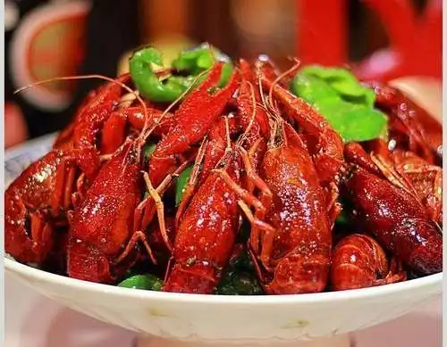 麻辣小龙虾是近年来在中国特别受欢迎的一道美食,它的风靡不仅带来了