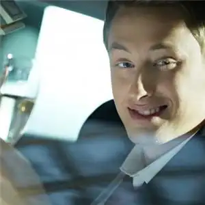 男生坐在车上头像坐在车上的白领图片