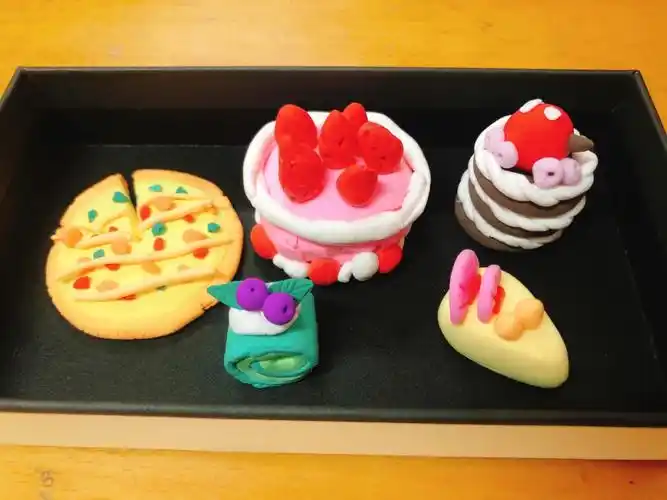 幼儿园角色游戏甜品店幼儿超轻彩泥糕点作品