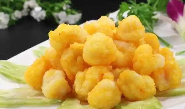 油炸食品非常美味,如果手艺比较不错的话,在家制作一道炸虾球吧