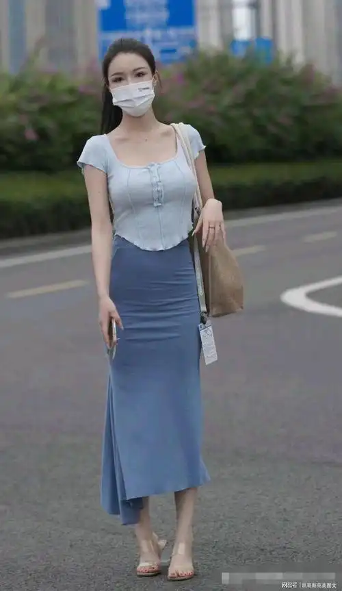 蓝色长款鱼尾包臀裙美女的穿搭凸显女性柔美妙曼身材!