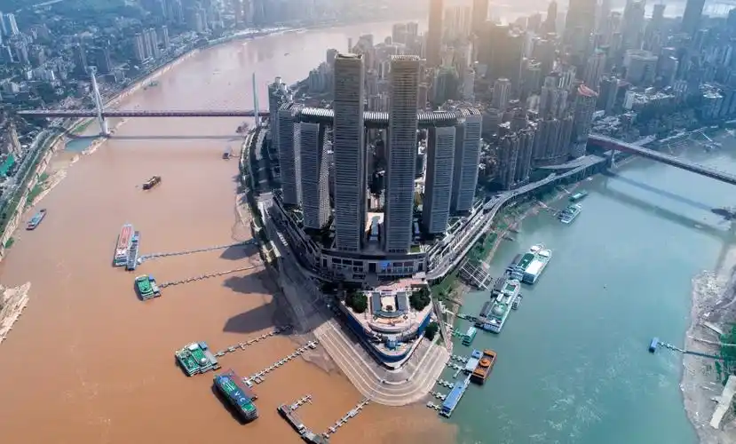 来福士广场 重庆地标扬帆起航 双面采光 三面环江 极至视野