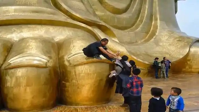 花费12亿打造世界第一大佛游客摸佛脚另收50元你去过吗