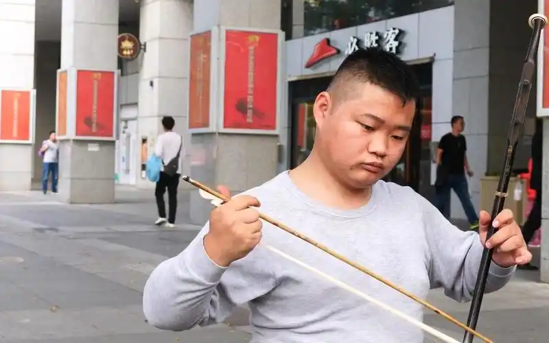 高手在民间盲人小哥一曲二胡惊艳众网友