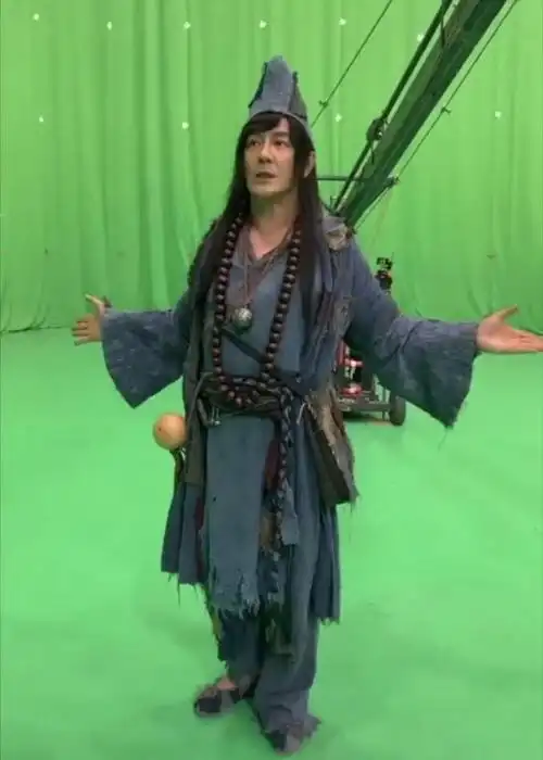 陈浩民穿破衫再扮济公扭胯跳舞引回忆杀脸颊微凹略显憔悴