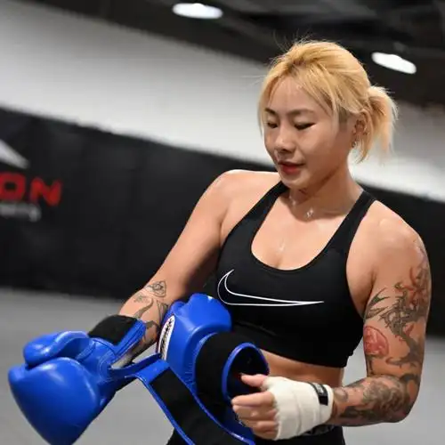 女拳手每天认真训练拳手最宝贵的财富