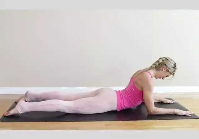 还在为"水牛背"烦恼吗?12个背部伸展体式,快速练出纤薄美背