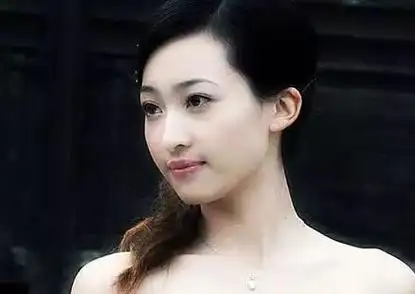 耳垂大有垂珠耳垂厚大,有垂珠的人敢于吃苦,性格坚毅.