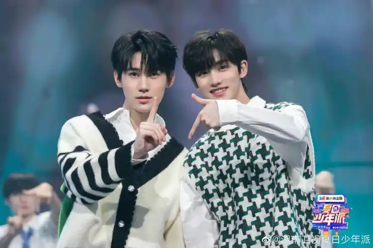 丁程鑫张真源合作舞台剧照